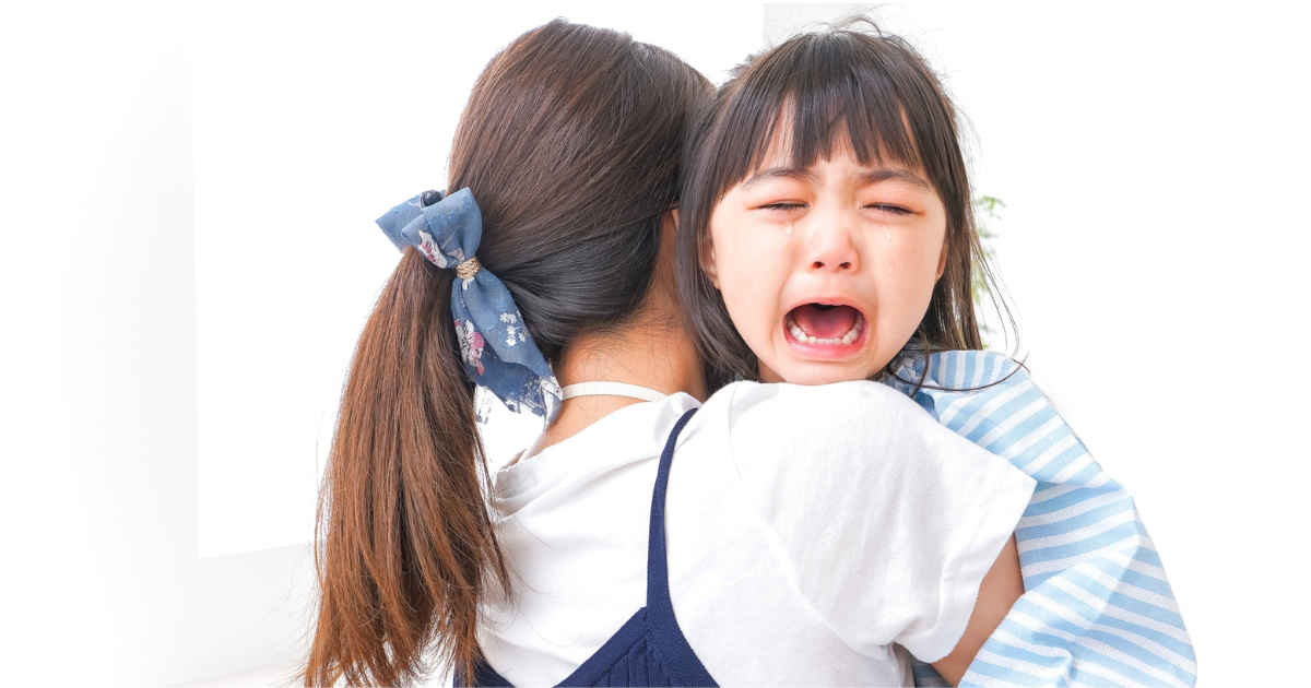 子ども　泣く　母　いやいや